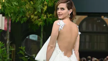 Emma Watson ปรากฏตัวบนพรมแดงอีกครั้งในชุดที่รีไซเคิลจากชุดแต่งงานเก่า