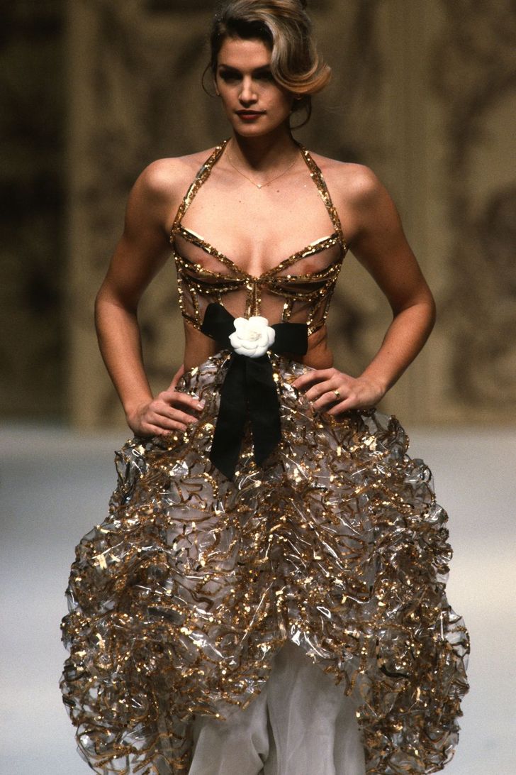 Cindy Crawford ในโชว์ Chanel Haute Couture Spring/Summer 1993: