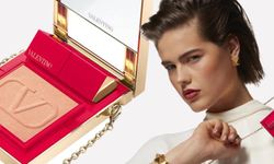 Valentino Go-Clutch เมคอัพชิ้นเก๋ที่กลายร่างเป็นแอกเซสเซอรี่ชิ้นเก๋ไซซ์จิ๋วได้ด้วย