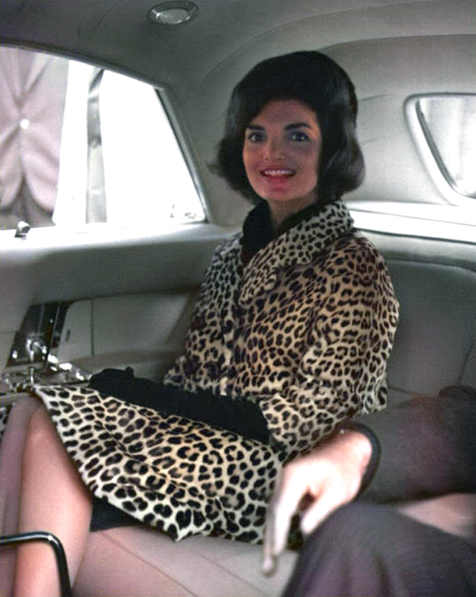 Jacqueline Kennedy (ต้นฉบับภาพขาวดำ ตกแต่งสีด้วยคอมพิวเตอร์ AI)