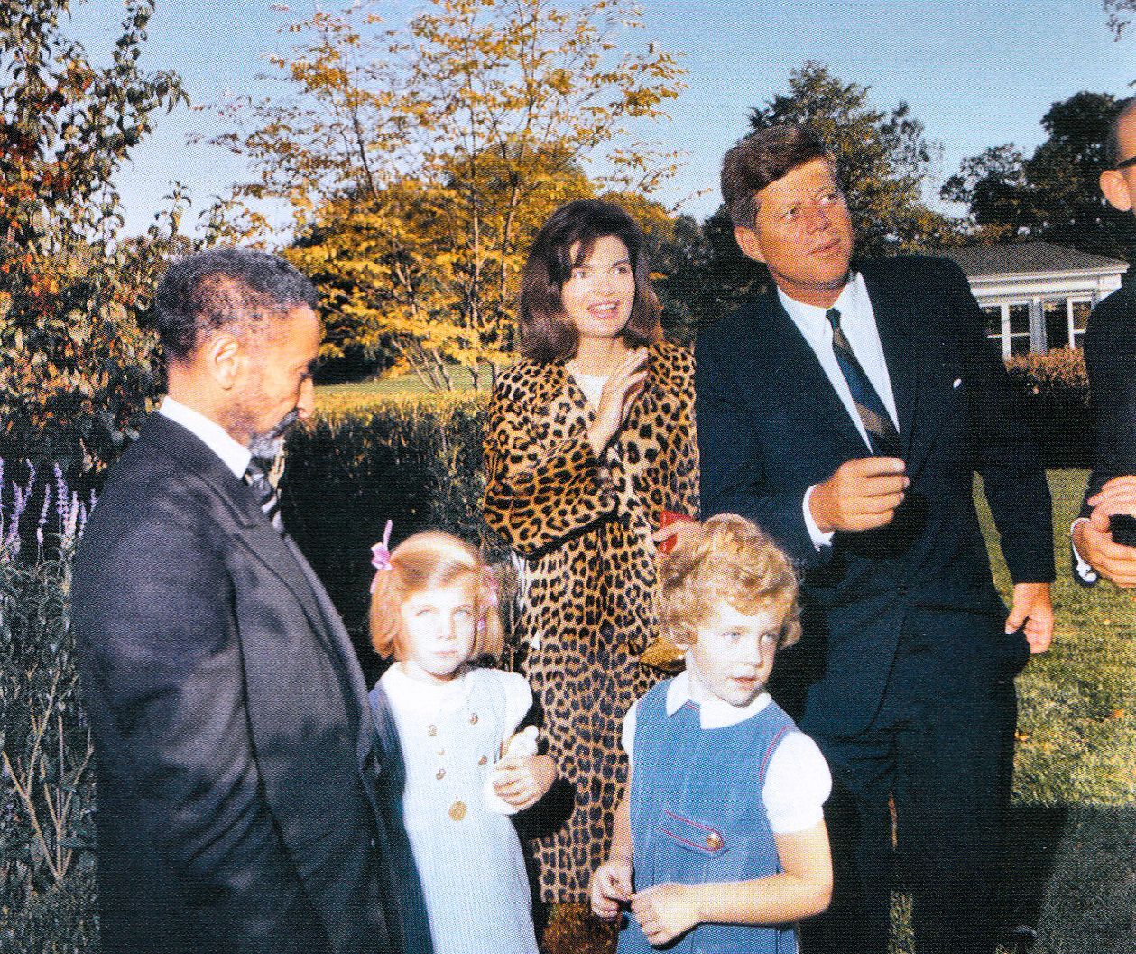 (จากซ้าย)สมเด็จพระจักรพรรดิไฮเล เซลาสซีที่ 1, Caroline Kennedy, Jacqueline Kennedy, John F. Kennedy, Jr., ประธานาธิบดี John F. Kennedy: Gibson Moss 