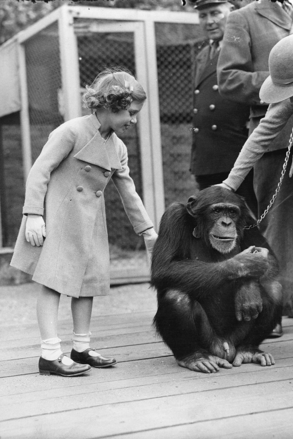 ควีนเอลิซาเบธที่ 2 เมื่อวัยเยาว์ มักสวมใส่รองเท้า Mary Jane เสมอ และนี่คือภาพขณะพระองค์เดินทางไปยังสวนสัตว์ในปี 1930