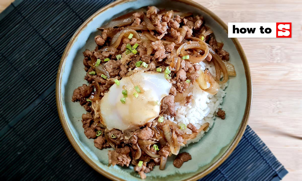 วิธีทำข้าวหมูสับผัดซีอิ๊ว อาหารจานเดียวทำง่ายสไตล์ญี่ปุ่น