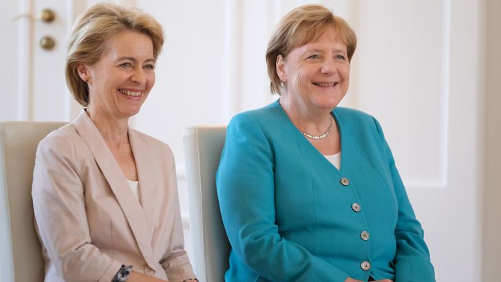 (จากซ้าย) Ursula von der Leyen, Angela Merkel
