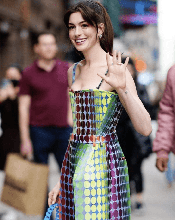 Anne Hathaway ถูกจับภาพในเดรสลายจุดโทนสีนีออนขณะอยู่ที่มหานครนิวยอร์ก