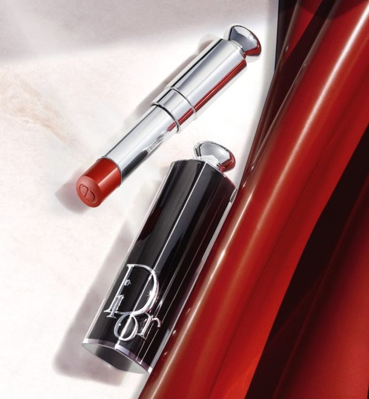 ลิปสติกรุ่นซิกเนเจอร์ที่ปรับปรุงสูตรใหม่ ให้สีชัดเจนติดแน่นทนนานโดยยังคงความชุ่มชื้นไว้ Dior Addict Lipstick