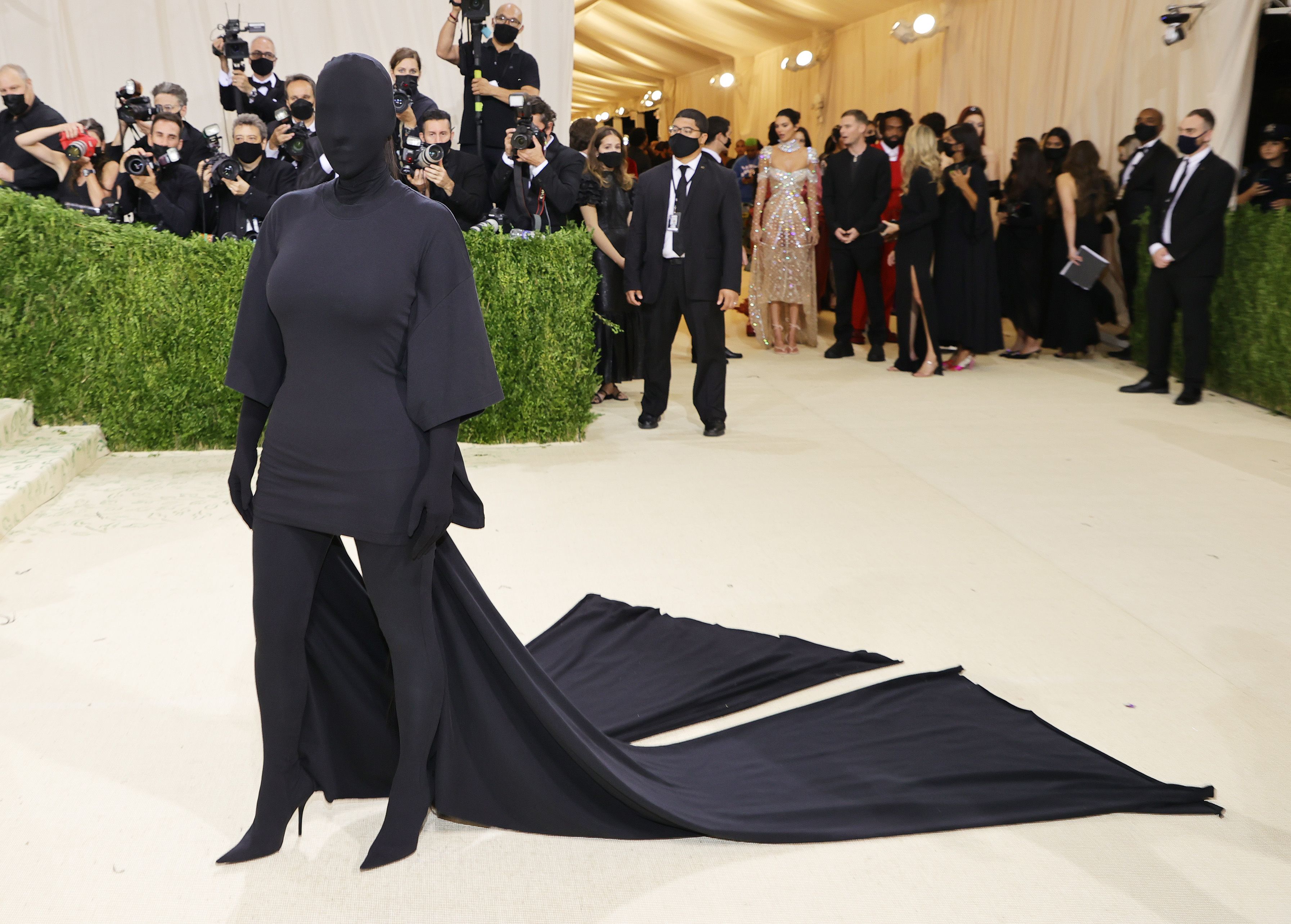 Kim Kardashian กับลุคปกปิดจาก Belenciaga ที่งาน MET Gala 2021 เมื่อเดือนกันยายนปีที่แล้ว 