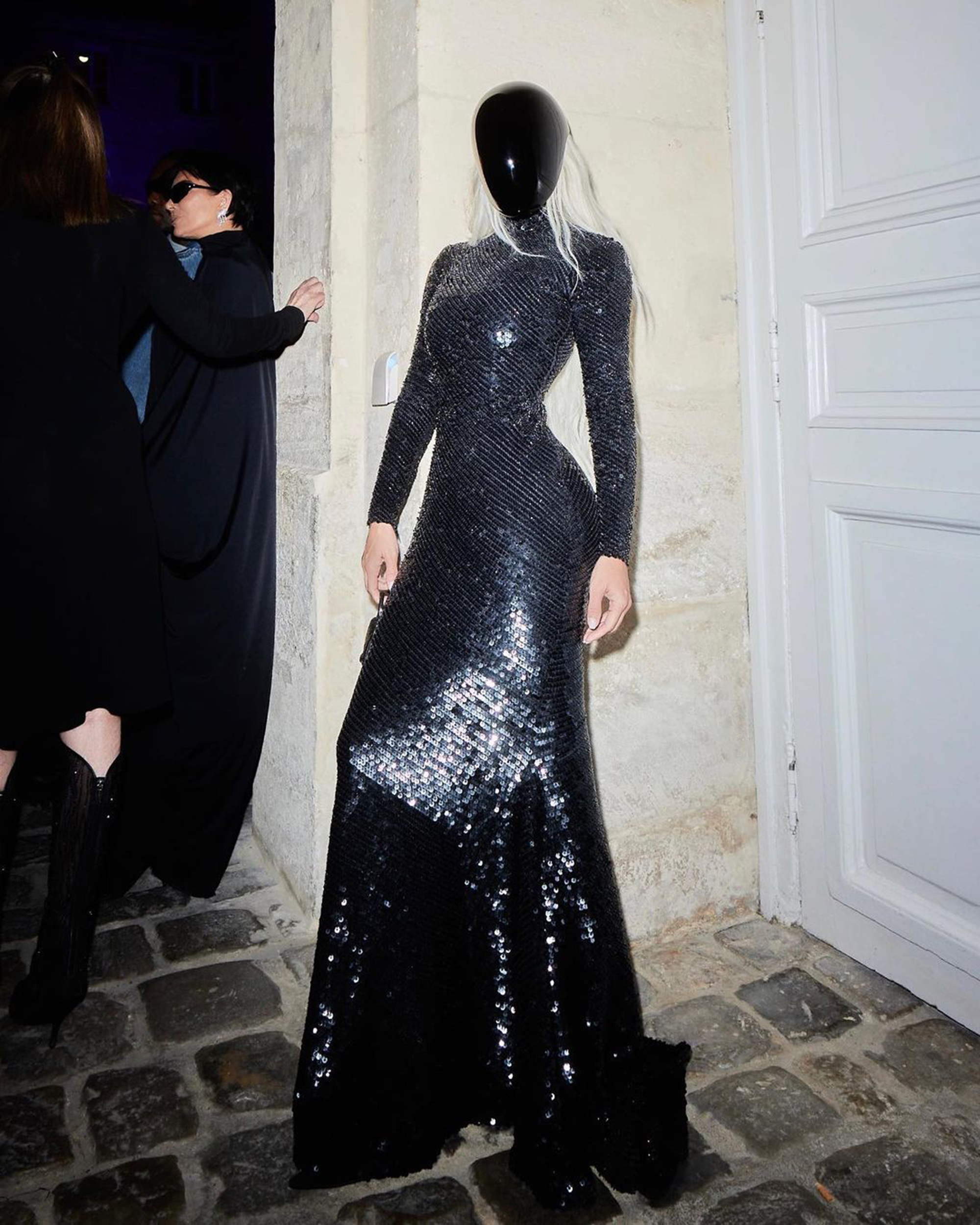 Kim ในชุด Balenciaga Haute Couture เมื่อเดือนกรกฎาคมที่ผ่านมา