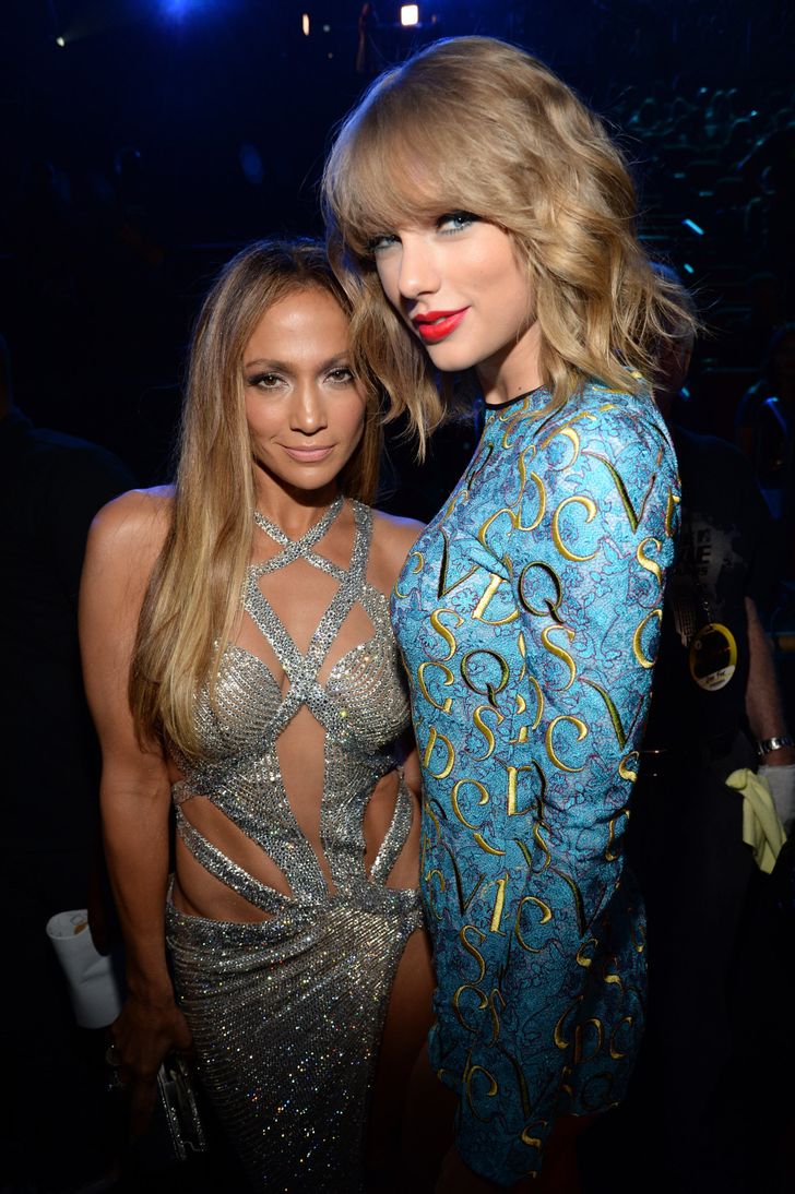 (จากขวา) Taylor Swift สาวที่มักโดนแซะเรื่องเปลี่ยนแฟนบ่อยกับ Jennifer Lopez สาวรุ่นใหญ่ที่โดนทั้งเรื่องแต่งตัวโป๊และเปลี่ยนแฟนบ่อยเหมือนกัน