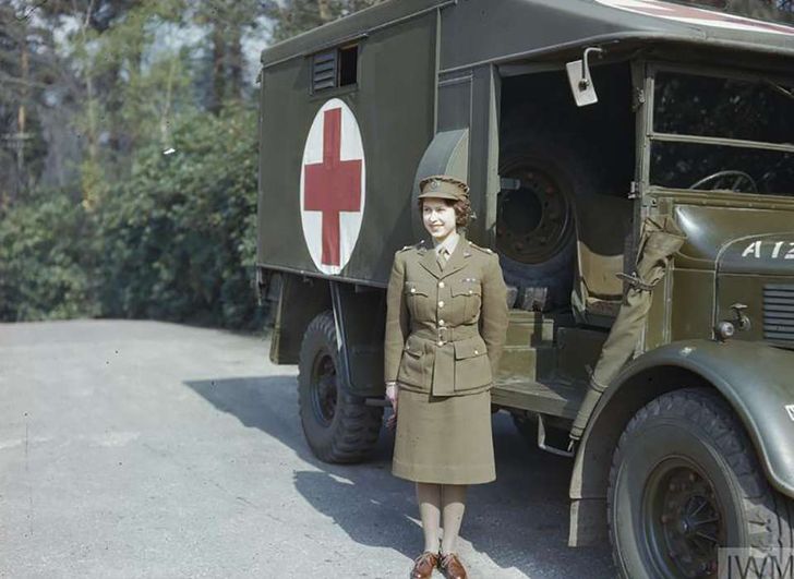 เจ้าหญิงเอลิซาเบธ (พระยศ ณ ขณะนั้น) และรถบรรทุกของหน่วย ATS: Imperial War Museum