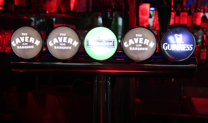 จิบไวน์ เคล้าเสียงเพลงที่ The Cavern Club Bangkok