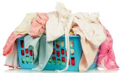 4 วิธีใช้ของในบ้านปราบกลิ่น “เหม็นอับ” ให้เสื้อผ้าหอมได้ทั้งวัน