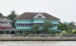 "บ้านเขียว" ของเจ้าของกิจการเดินเรือ บ้านทรงไทยหลังงาม ริมแม่น้ำเจ้าพระยา