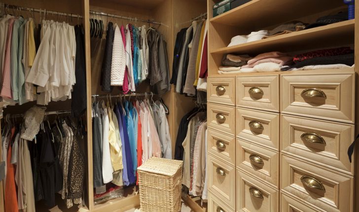 สารพัดวิธีกำจัดเชื้อราในตู้เสื้อผ้า ด้วยของใกล้ตัว เอี่ยมทั้งเสื้อผ้า และตู้