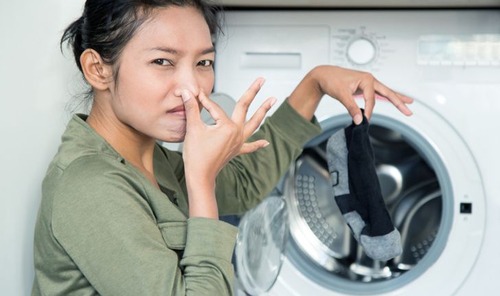 5 วิธีจัดการกลิ่นในเครื่องซักผ้า ป้องกันปัญหาเสื้อผ้าเหม็น
