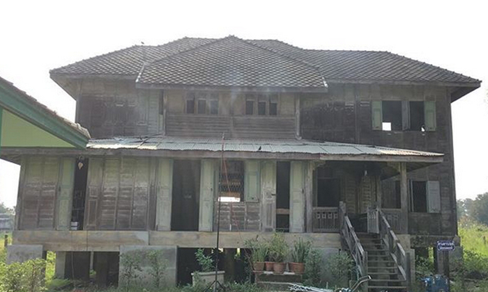 เปิด “บ้านเขียวขุนพิทักษ์” บ้านทรงปั้นหยาริมน้ำอายุกว่า 100 ปี โลเคชั่นละคร “เงินปากผี”