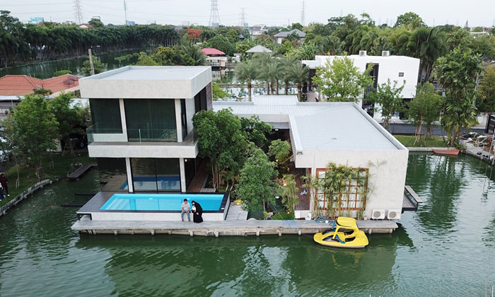 จากเรื่องเล่าวัยเด็ก สร้าง “บ้านกลางน้ำ” ในกรุงเทพฯ ราคา 55 ล้าน ออกแบบเอง ไร้ผู้รับเหมา