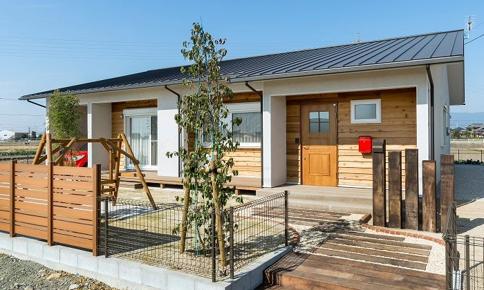 บ้านไม้สไตล์ญี่ปุ่น ขนาดชั้นเดียวทรงหน้ากว้าง พร้อมระเบียงบ้านเพื่อการพักผ่อน
