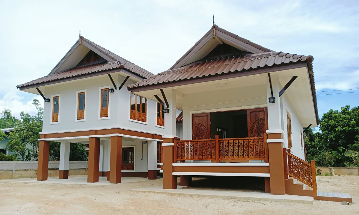 บ้านขนาดชั้นครึ่งทรงไทยประยุกต์ สวยงามด้วยงานไม้ฉลุ ภายในโปร่งสบายและสวยดิบด้วยผนังปูนเปลือย