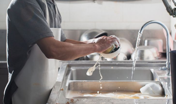 6 ความเข้าใจผิดเกี่ยวกับการล้างจาน ที่คงเคยเจอกันมาบ้าง
