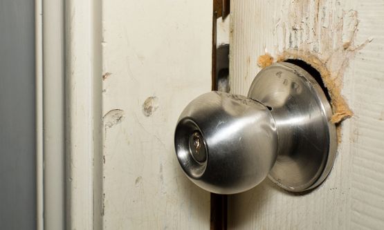 วิธีแก้ปัญหาลูกบิดประตูเสีย ไม่ต้องกังวลเมื่อติดอยู่ในห้องคนเดียว