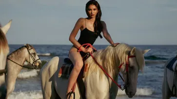 "แอนนา เสืองามเอี่ยม" ในชุดว่ายน้ำวันพีช ขี่ม้า พร้อมล่ามง Miss Universe 2022