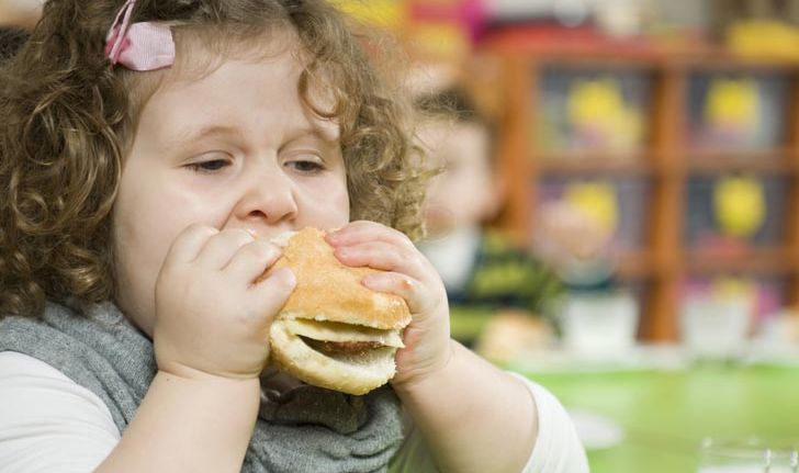 ลูกน้ำหนักเกิน ดูแลอย่างไร? พร้อมวิธีลดน้ำหนักในเด็กที่ได้ผลจริง