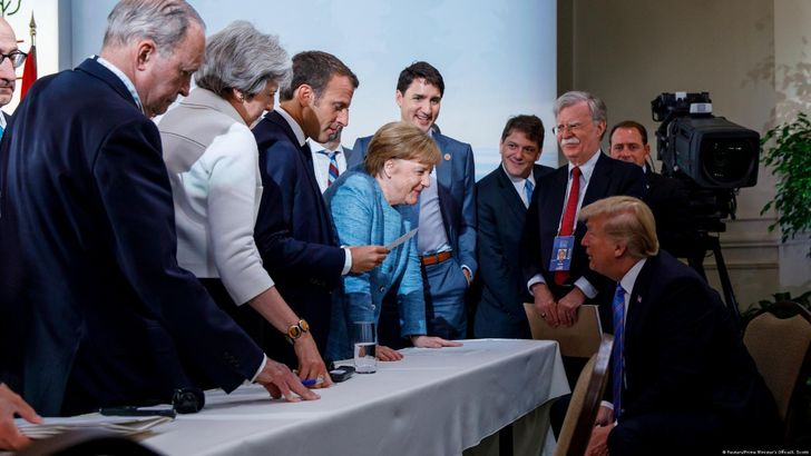 โมเมนต์ระหว่างประชุม G7 เมื่อปี 2018 ซึ่งมีนาง Angela Merkel นายกฯ เยอรมนีที่เป็นสตรีเพียงไม่กี่คนในการประชุม
