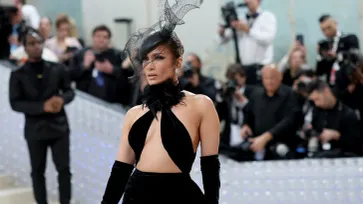 ส่องลุคแซ่บ Jennifer Lopez ในวัย 53 ยังเซี๊ยะงาน Met Gala 2023