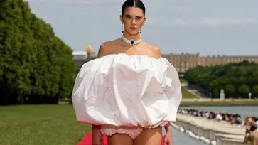 ชุดอิหยังนิ "Kendall Jenner" สะดุดตาในชุดแบรนด์ดังจากฝรั่งเศส