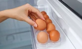 ตอบข้อสงสัย ก่อนเก็บไข่ในตู้เย็น ต้องล้างไข่ก่อนไหม ?