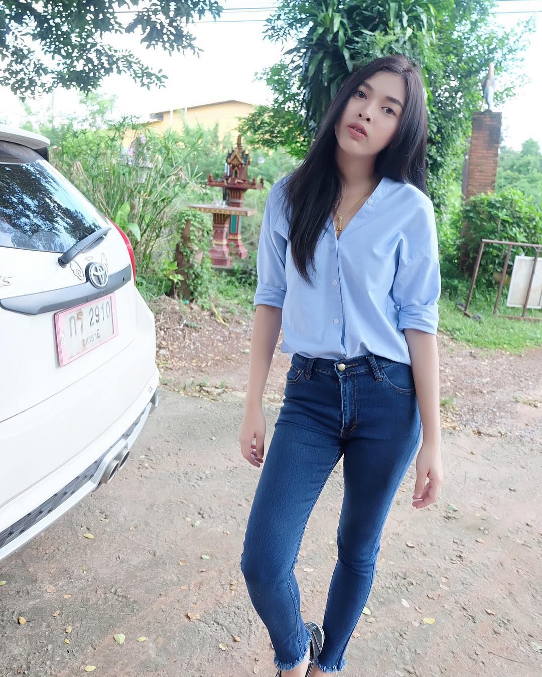 ใบข้าว สัปเหร่อ ลุคเสื้อเชิ้ตกางเกงยีนส์