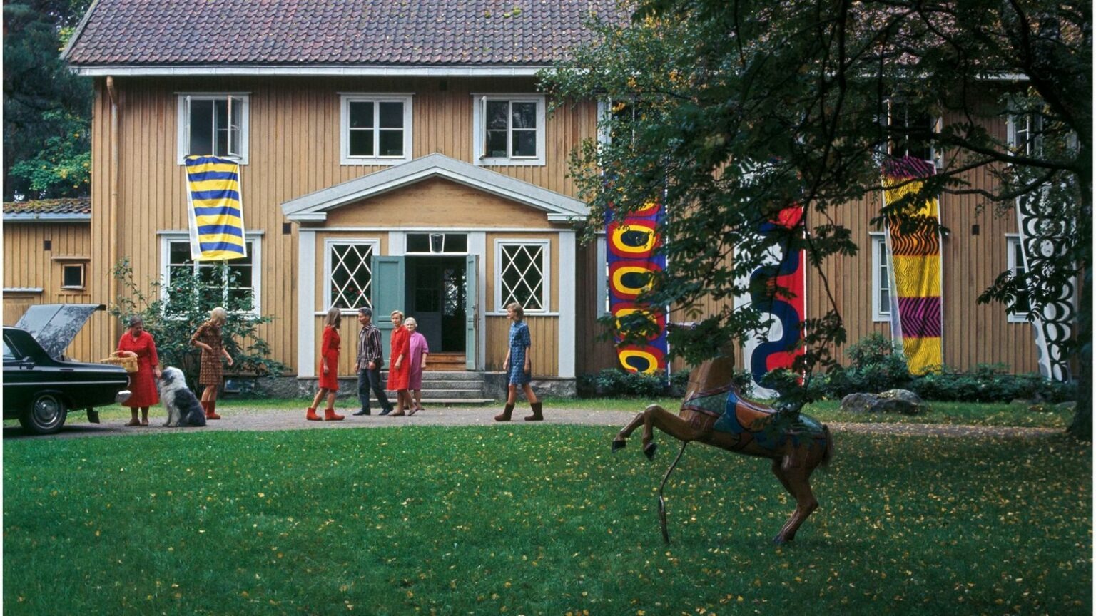 ภาพของอาร์มีที่บ้านพักตากอากาศกับพนักงานคนอื่นๆ ของ Marimekko