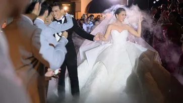 เก็บตกชุดแต่งงานสุดอลังการ ชิ้นเดียวในโลก ของ "เฟี๊ยต อภิสรารัชต์" เจ้าสาว "ลีซอ ธีรเทพ"