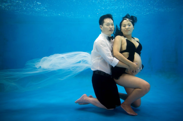 คู่รักชาวจีนแหวกแนว ตั้งท้อง-ดำน้ำ-ถ่ายรูป