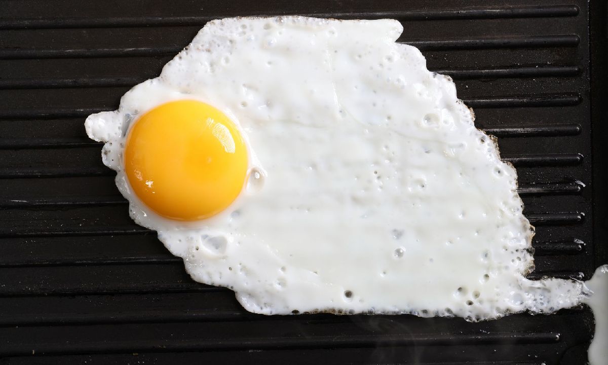 "ไข่ขาว" กับ "ไข่แดง" คุณค่าอาหารต่างกันอย่างไร กินแค่ไหนถึงพอดี