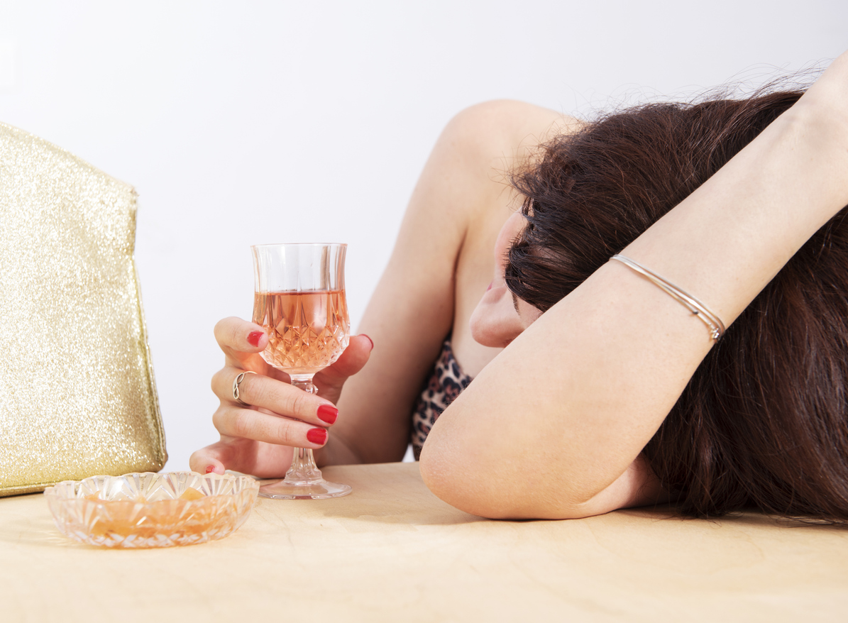เป็นประจำเดือน ดื่มแอลกอฮอล์ได้ไหม? คำตอบที่ผู้หญิงควรรู้ก่อนยกแก้ว