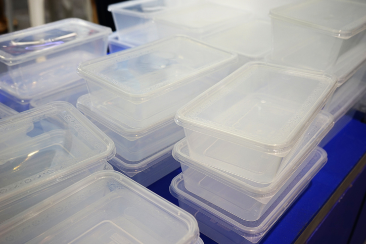 วิธีล้างกล่องพลาสติกให้ไม่มีกลิ่น คราบมัน