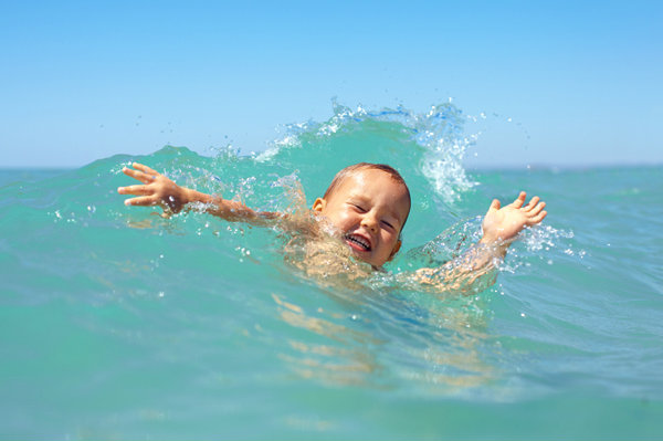 4 คำท่องไว้ เฝ้า-ปิด-ชิด-ช่วย เลี้ยงลูกตามวัยให้ปลอดภัยจาก “น้ำ”