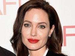 ปากสวยเอิ่บอิ่มแบบฉบับ Angelina Jolie