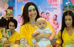 “ลูก้า”สู้กล้องออกงานแรกคู่หม่ามี้พอลล่า