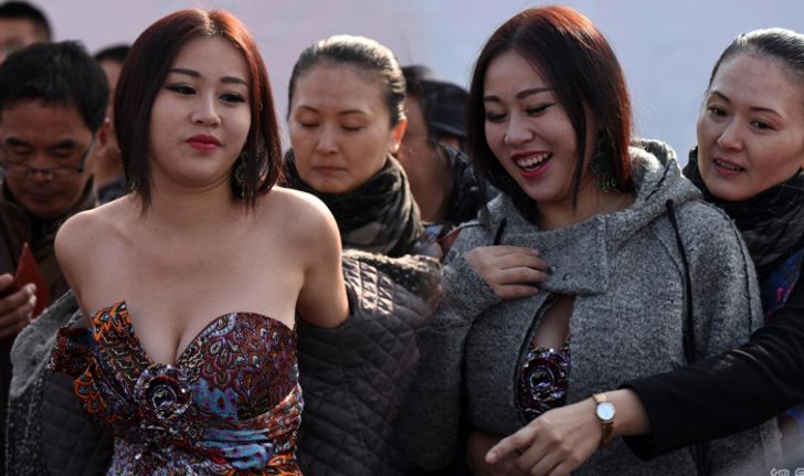 อิจฉาหนักมาก! สาวหน้าอกสวยที่สุดในจีน ยืนโชว์หุ่นแซ่บงานมอเตอร์โชว์