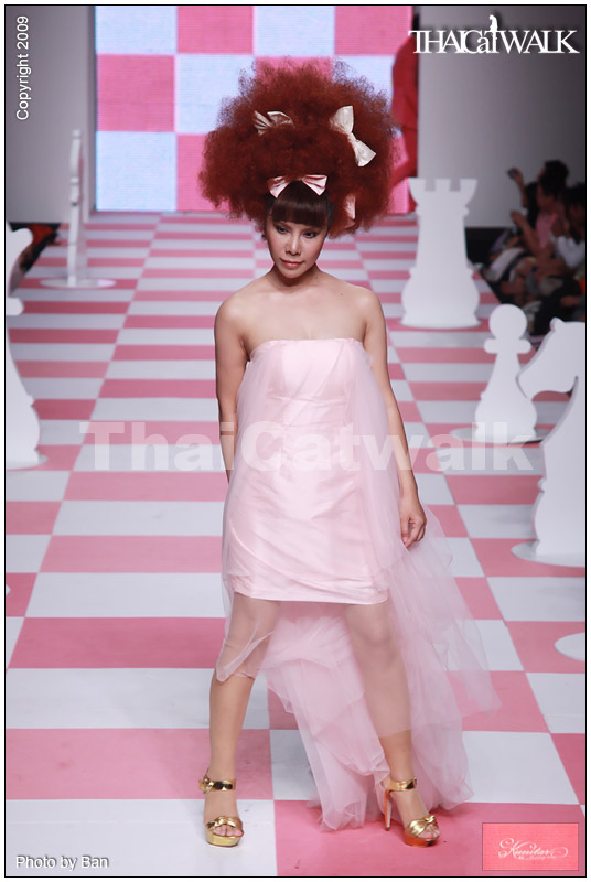 แฟชั่นโชว์ เซตน่ารักๆ จาก Kunitar & 8E88 by L\'Oreal Paris