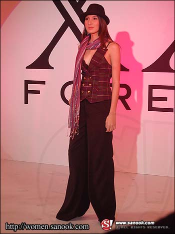 แฟชั่นโชว์จากร้าน XXI FOREVER