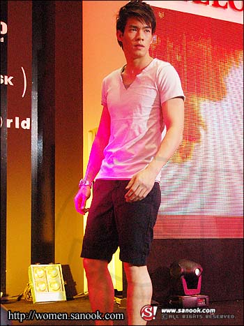 แฟชั่นโชว์ : Colour Of Life Fashion Show