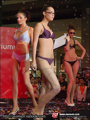 แฟชั่นโชว์ : Colour Of Life Fashion Show