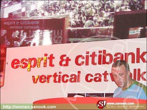 Esprit Vertical Catwalk