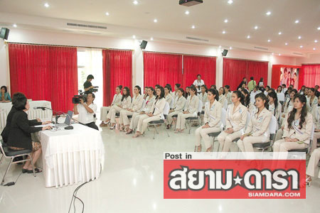 ไหว้พระ-สักการะศาลฯ-นางงามรักเด็ก เปิดฉากภารกิจ มิสไทยแลนด์ยูนิเวิร์ส 52