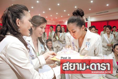 ไหว้พระ-สักการะศาลฯ-นางงามรักเด็ก เปิดฉากภารกิจ มิสไทยแลนด์ยูนิเวิร์ส 52