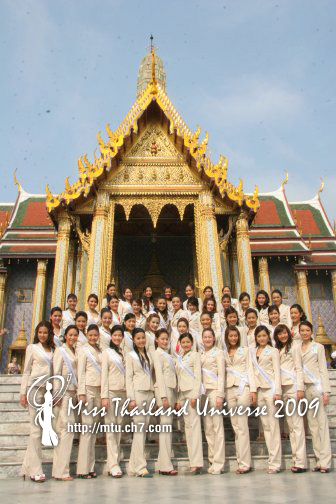 ไหว้พระ-สักการะศาลฯ-นางงามรักเด็ก เปิดฉากภารกิจ มิสไทยแลนด์ยูนิเวิร์ส 52